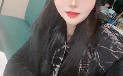 宝宝扶着水池乖乖让爸爸洗头